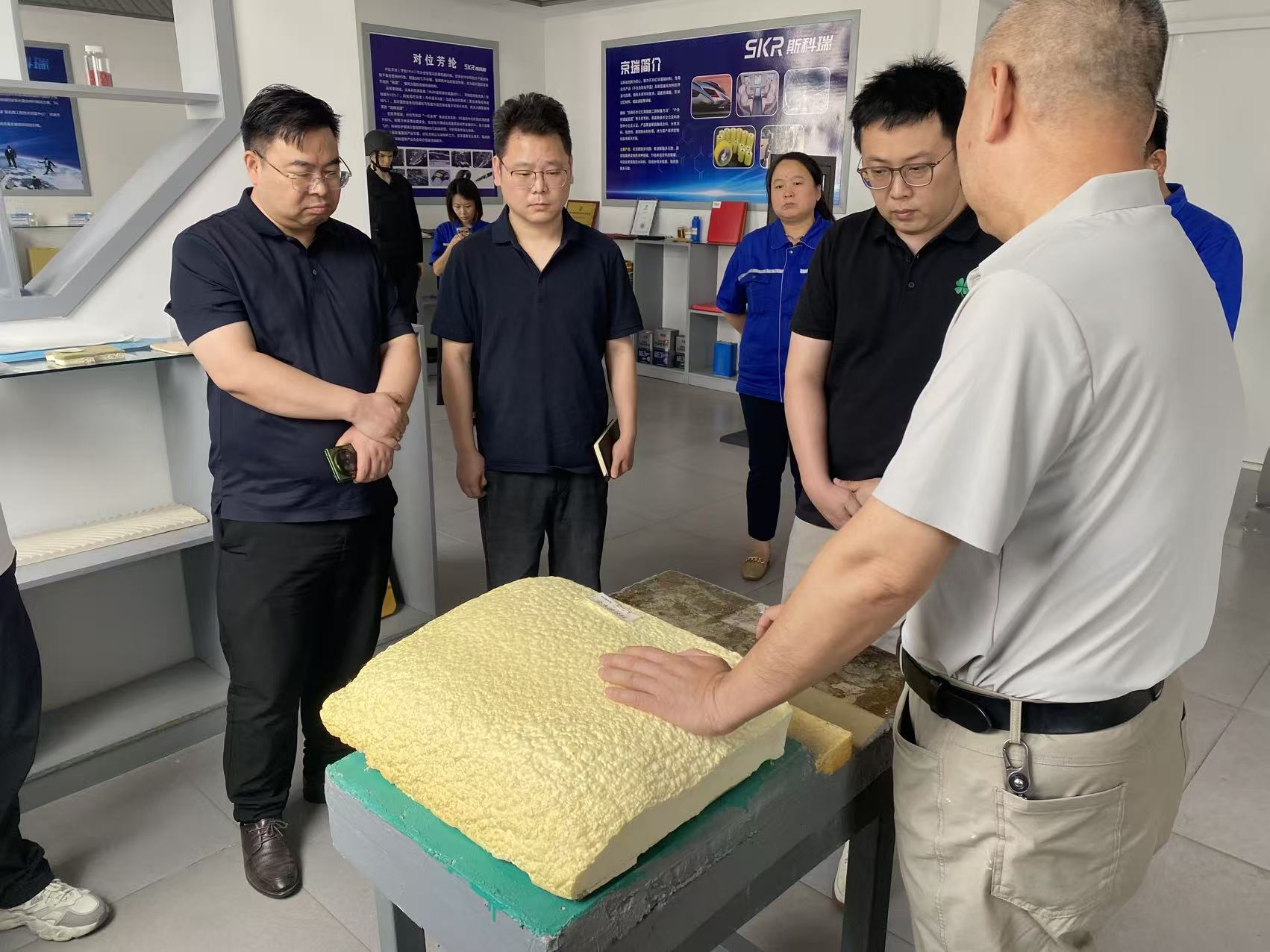 链动产业新机遇 政企携手启新程——清江浦融投集团、南浦产发集团赴临沂斯科瑞聚氨酯股份有限公司考察洽谈(图6) 链动产业新机遇 政企携手启新程——清江浦融投集团、南浦产发集团赴临沂斯科瑞聚氨酯股份有限公司考察洽谈(图6)
